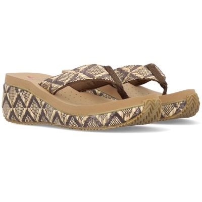 Chinelos de cunha com padrão geométrico e tiras em tecido castanho.