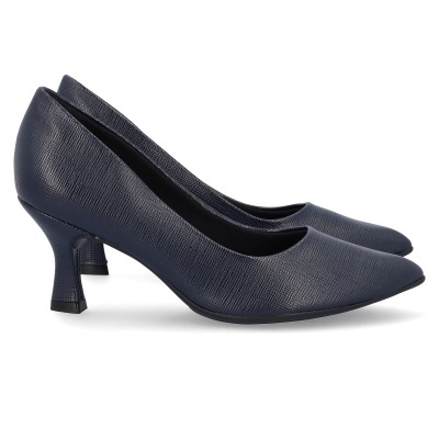 Sapatos de salto alto azul escuro com textura de padrão reptiliana