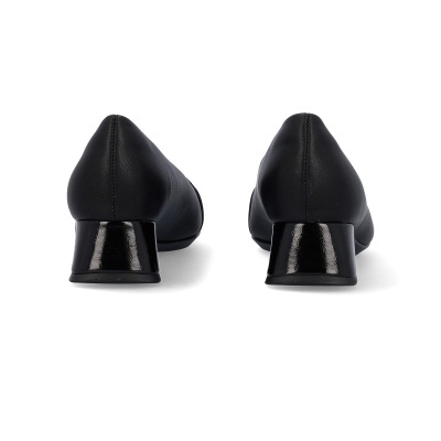 Sapatos pretos de salto baixo quadrado vistos de trás