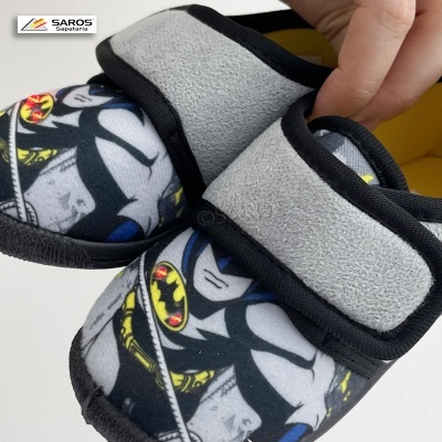 Pantufas infantis com padrão do Batman e fecho de velcro