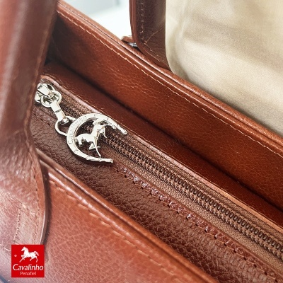 Mala de couro castanho com fecho de correr e puxador metálico com cavalo