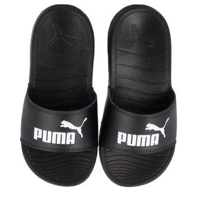 Chinelos pretos Puma com logo e texto branco