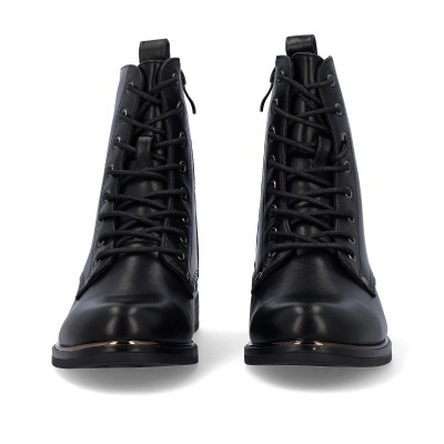 Botas pretas de cano médio com atacadores