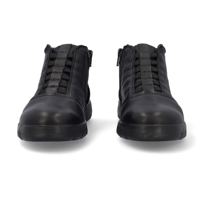 Par de botas pretas em material sintético com elásticos decorativos e fecho lateral