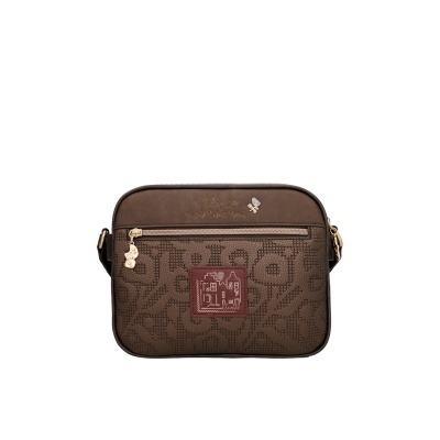 Bolsa de ombro castanha com padrão geométrico e detalhes dourados