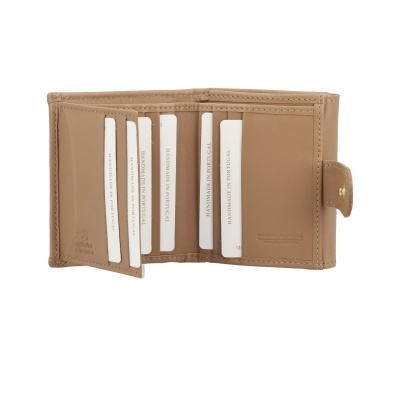Carteira de couro castanho claro aberta com ranhuras para cartões e fecho de botão.