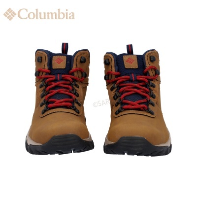 Botas Columbia castanhas com atacadores vermelhos e detalhes em azul escuro