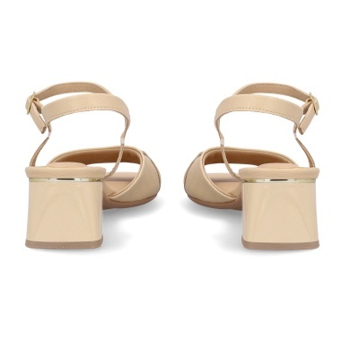 Sandálias femininas bege com salto bloco e tiras