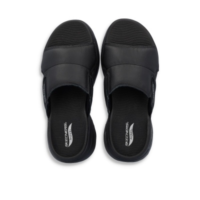 Chinelos Skechers pretos com sola antiderrapante e tiras largas.