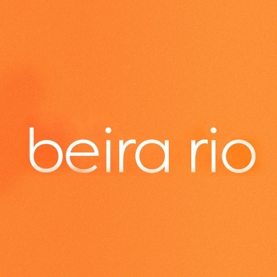 Logotipo branco 'beira rio' sobre fundo laranja