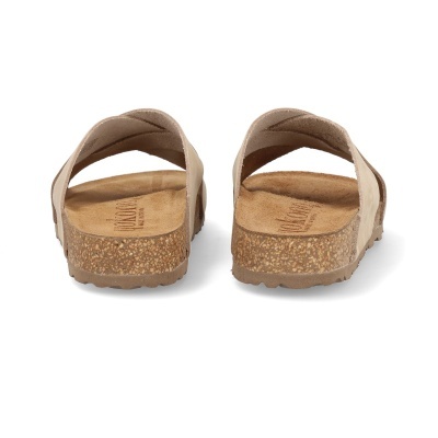 Sandálias castanhas claras com sola de cortiça vistas de trás