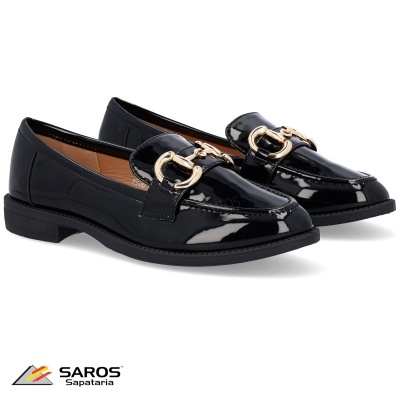 Mocassins femininos pretos em verniz com detalhe metálico dourado