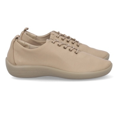 ténis bege claro com sola de borracha e atacadores