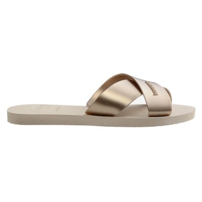Chinelo feminino bege e dourado com tiras cruzadas e sola texturizada, marca HAVAIANAS.