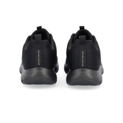 Par de ténis pretos Skechers vistos de trás