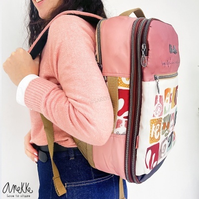 Mochila Anekke rosa e branca com padrão colorido e fechaduras metálicas