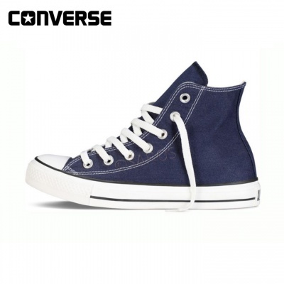 Sapatilha azul escura converse cano alto com atacadores brancos