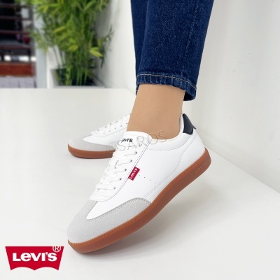 Sapatilhas brancas Levi's com sola castanha e detalhe preto no calcanhar