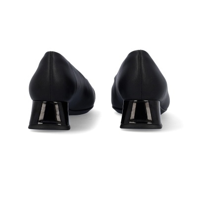 sapatos pretos de salto médio quadrado vistos de trás