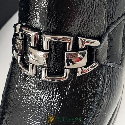 Sapato preto de pele com fivela metálica prateada e textura irregular