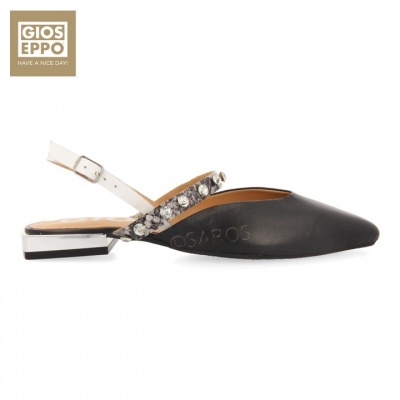 Sapato preto feminino slingback com pedras decorativas e salto baixo prateado