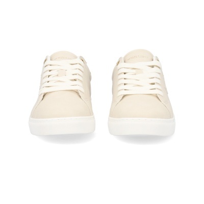 Par de ténis creme minimalistas vistos de frente, com atacadores brancos e sola branca.