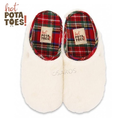 Par de pantufas branco felpudo com interior xadrez vermelho e etiquetas 'hot POTATOES!'