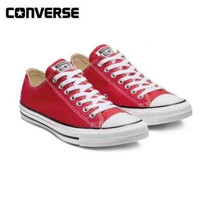 Ténis Converse All Star vermelhos com sola branca e etiquetas visíveis