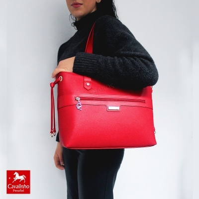 Mala vermelha de senhora com alças e fecho de correr frontal