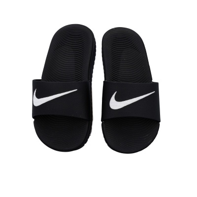 Chinelos pretos Nike com logo branco na tira superior