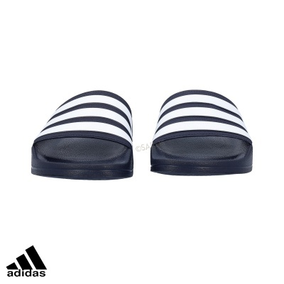 Chinelos Adidas brancos e azul-escuro com riscas horizontais