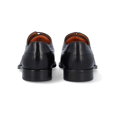 Sapatos formais pretos de couro vistos de trás