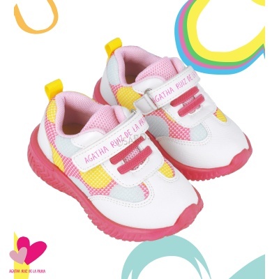 Sapatilhas infantis rosa, amarelas e brancas com fecho em velcro e texto AGATHA RUIZ DE LA PRADA