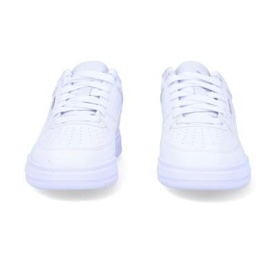 Sapatilhas brancas com atacadores e perfurações no topo