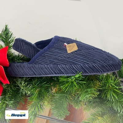 Chinelo pantufa azul escuro em tecido canelado com forro felpudo e etiqueta de couro sintético