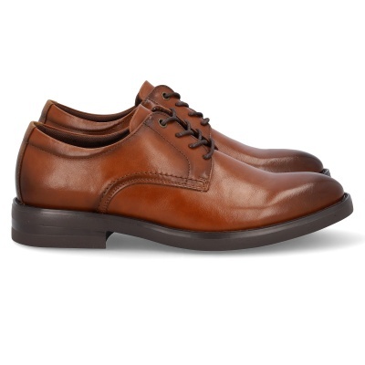 Sapatos de couro castanho com atacadores pretos