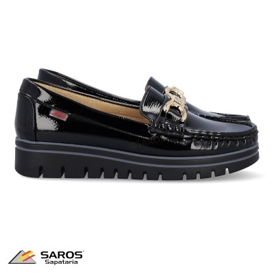 Sapato mocassim preto em verniz com detalhe metálico dourado