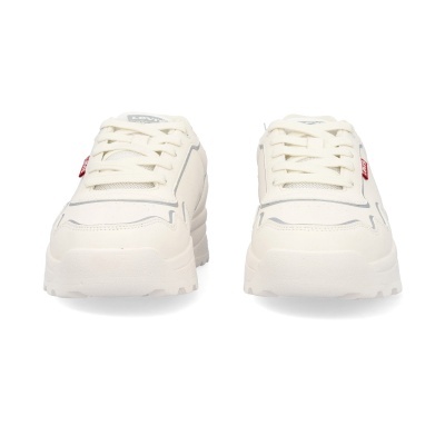 Par de sapatilhas brancas com etiquetas vermelhas WRANGLER