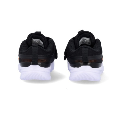 Sapatilhas desportivas pretas com sola branca vistas de trás