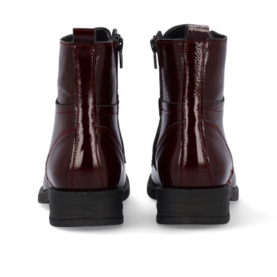 Botas de couro verniz castanho escuro com solas pretas, vista traseira