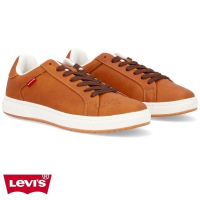 Sapatilhas castanho claro Levi's com atacadores marrons e sola branca.