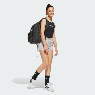 Mochila desportiva preta com bolso frontal e alças ajustáveis usada por jovem com roupa desportiva adidas