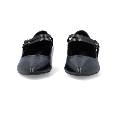 sapatos pretos femininos com tiras e fivelas em fundo branco