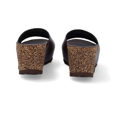 Par de sandálias pretas com cunha de cortiça castanha padrão irregular