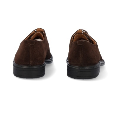 Sapatos de camurça castanha escura com sola preta vistos de trás