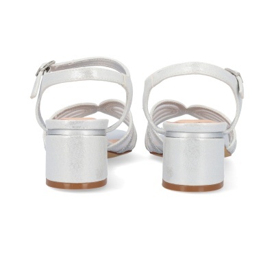 Sandálias femininas prateadas com salto baixo quadrado vistas por trás