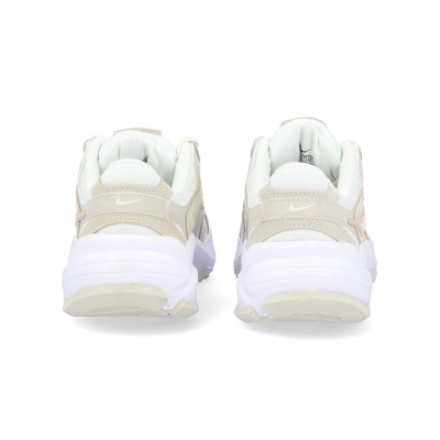 Sapatilhas Nike bege e branco vistas de trás