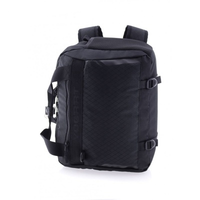Mochila preta com padrão de losangos e zíper vertical