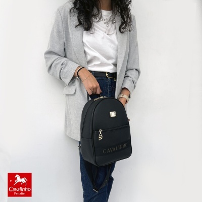 Mochila preta Cavalinho em pele texturizada com fechos dourados