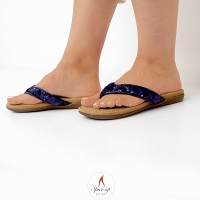 Chinelos com tiras azuis em veludo e sola bege